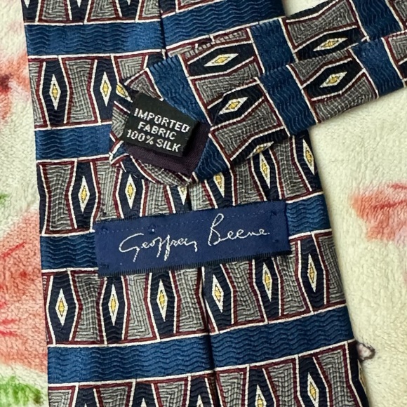 Geoffrey Beene Navy and Pink Geometric Tie - Picture 2 of 2